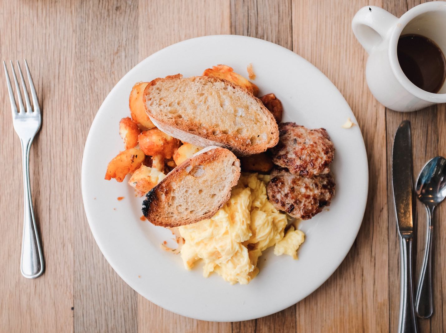 Top 4 Reasons to Order Room Service Breakfast When on Business Trips